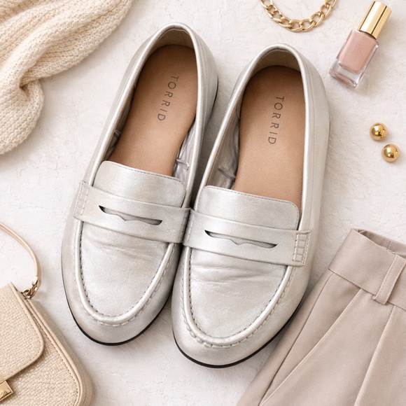 torrid Shoes - Minimalist Metallic Penny Loafers Torrid Silver Leather Flats Wide 8.5WW A19